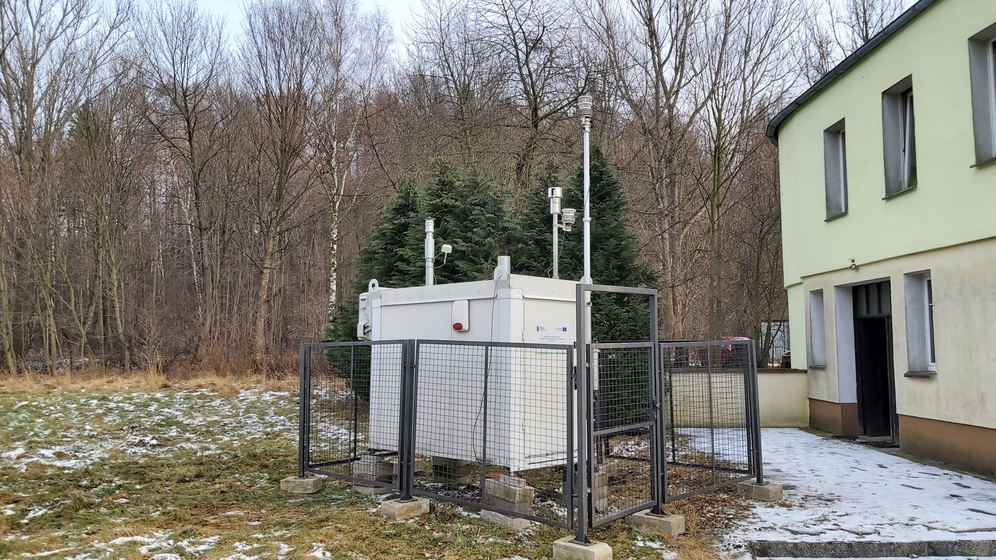 Stacja monitoringu jakości powietrza w Jedlinie-Zdroju, która rozpoczęła pomiary w styczniu 2022 r. 
