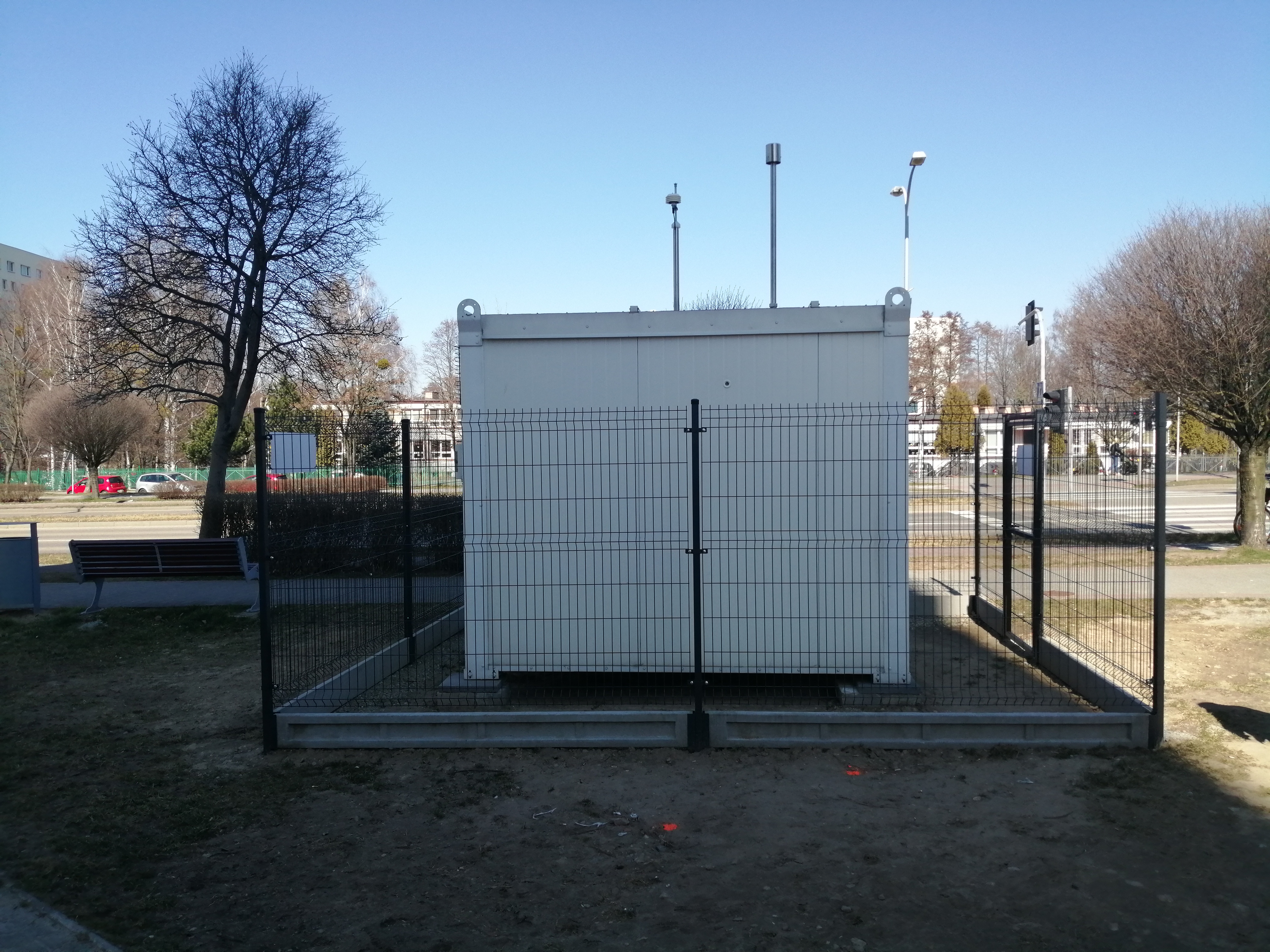 stacja monitoringu jakości powietrza w Jastrzebiu Zdrój na tle ulicy