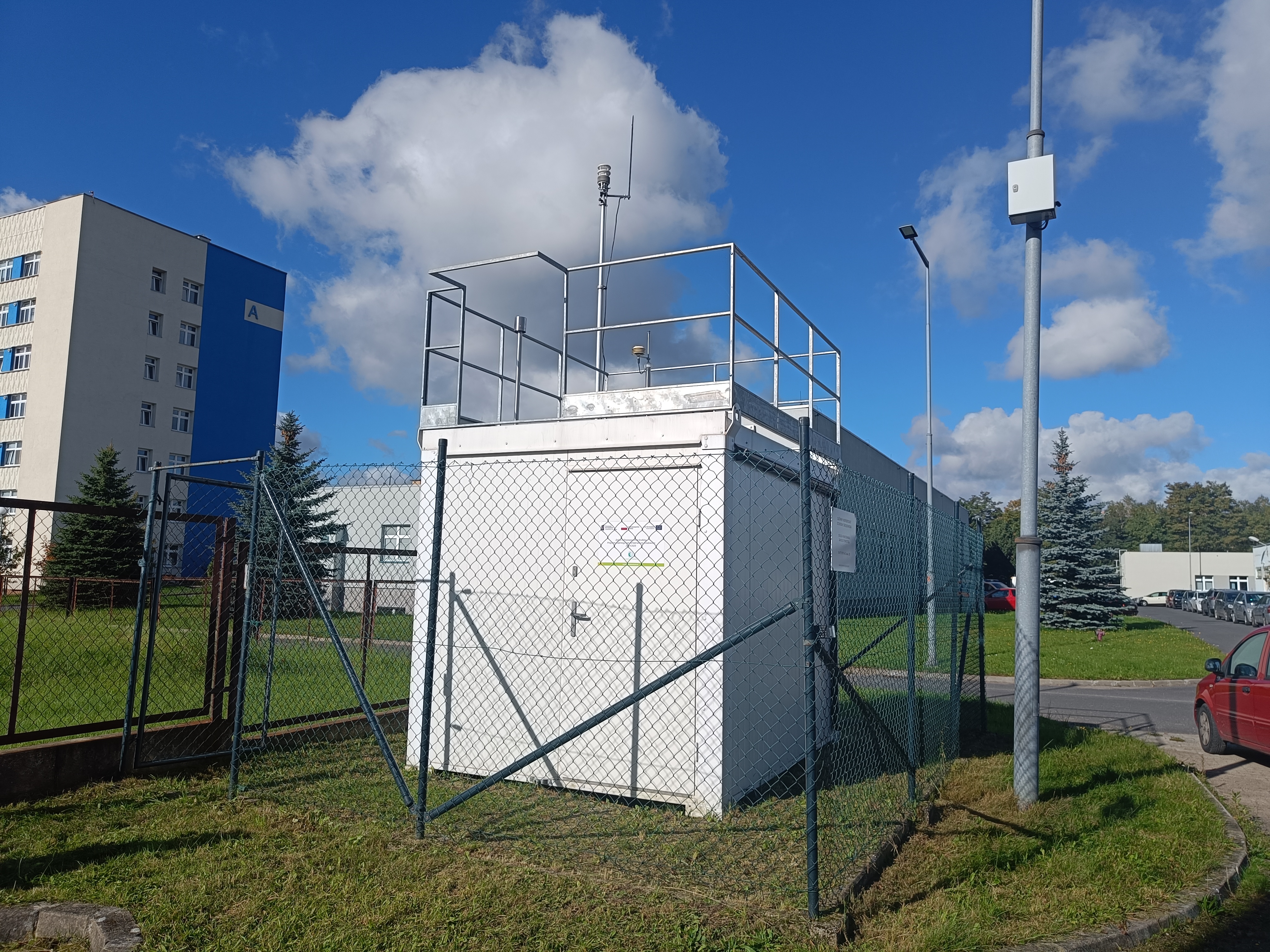 Stacja monitoringu jakości powietrza w Jeleniej Górze na tle budynków