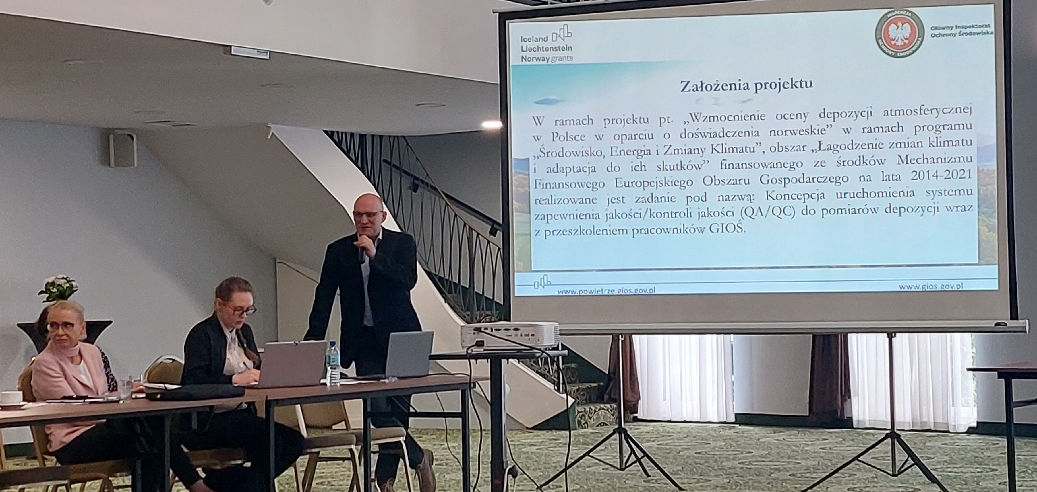 Tomasz Frączkowski - Kierownik KLR ds jakości powietrza przedstawiający swoją prezentację