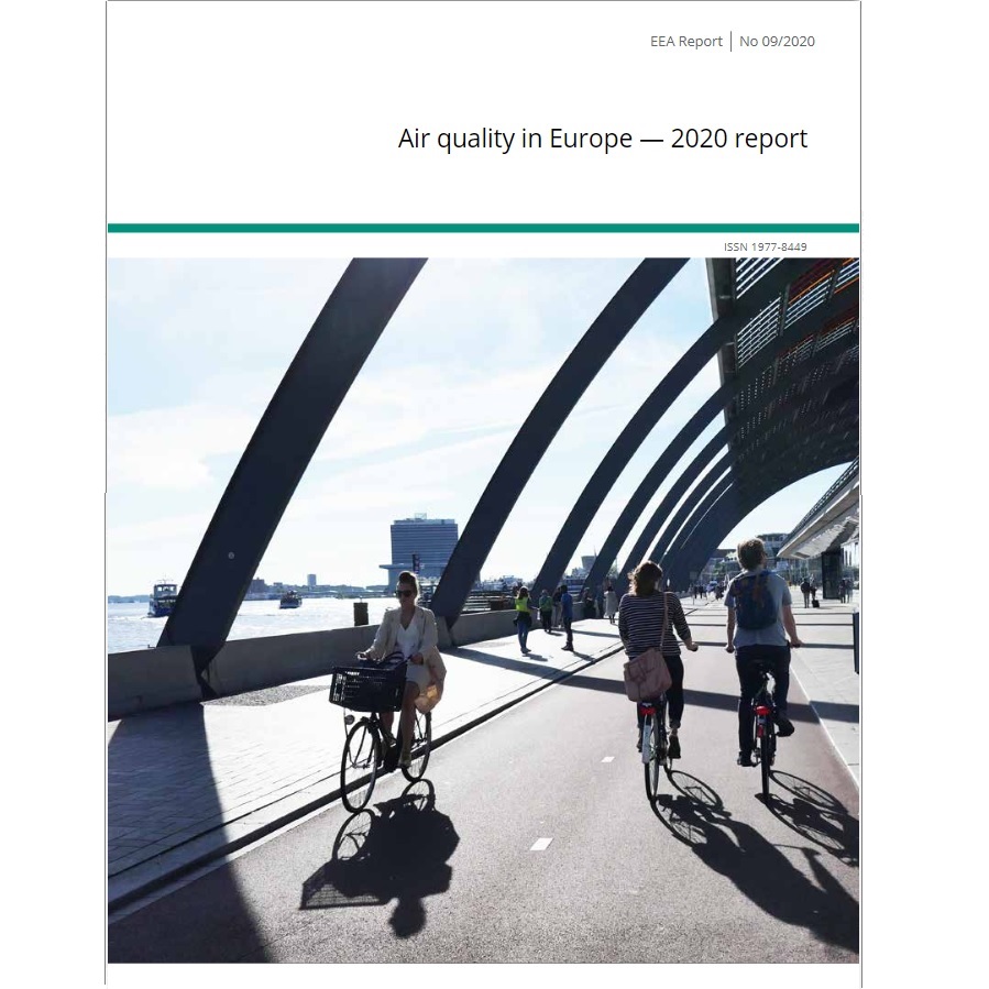 Okładka raportu Jakość Powietrza w Europie 2020, której głównym elementem jest zdjecie ludzi jadących na rowerach