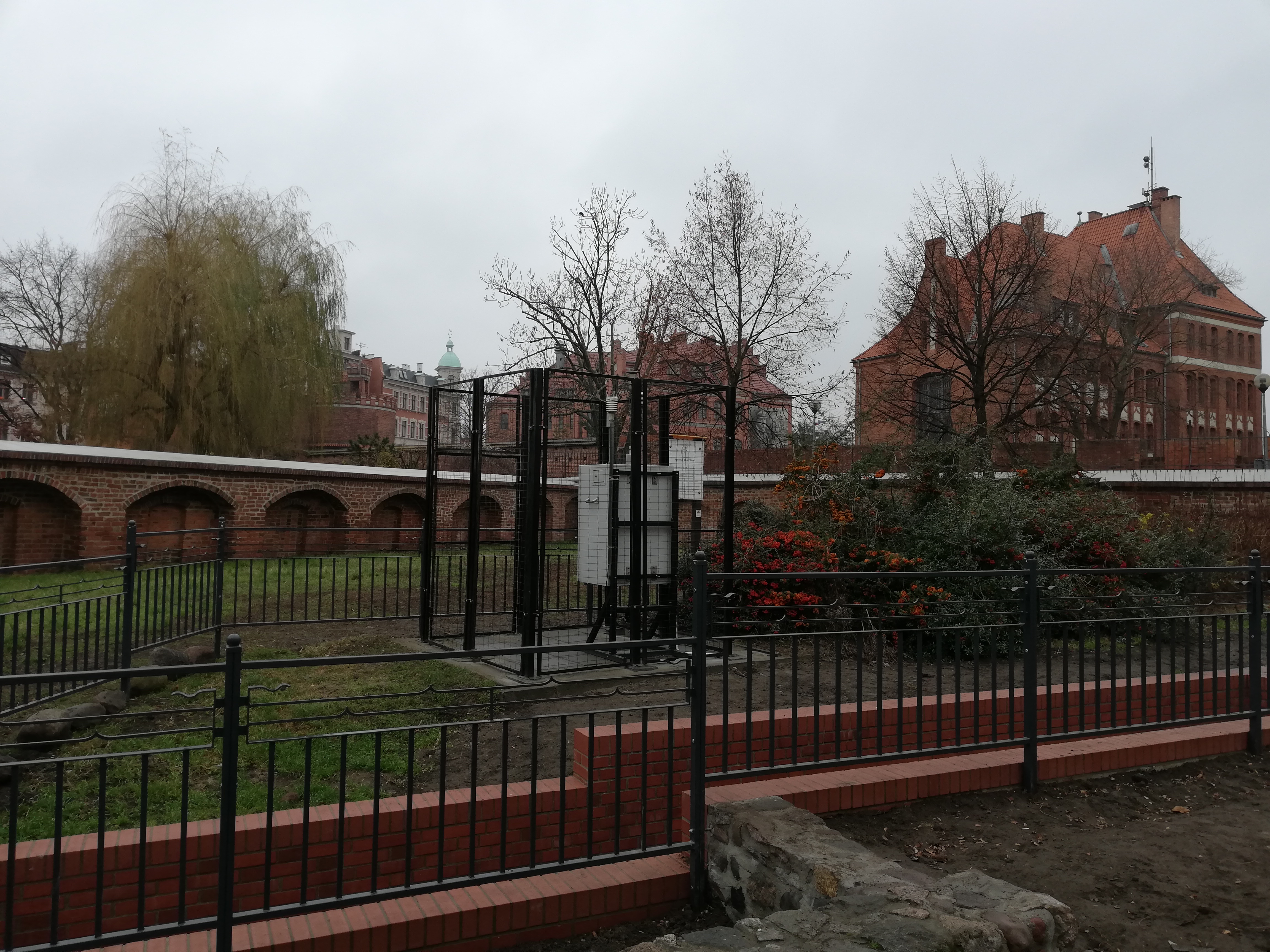 Stacja pomiarowa monitoringu powietrza w Toruniu przy ul. Wały Gen. Sikorskiego