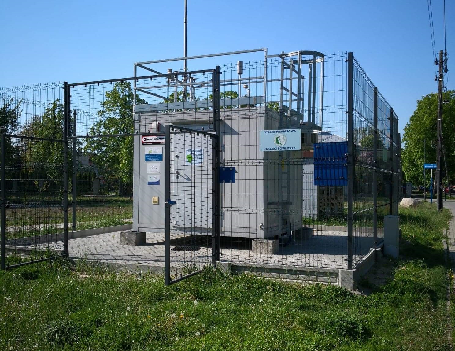 Zdjęcie stacji monitoringu jakości powietrza w Warszawie przy ul. Chrościckiego