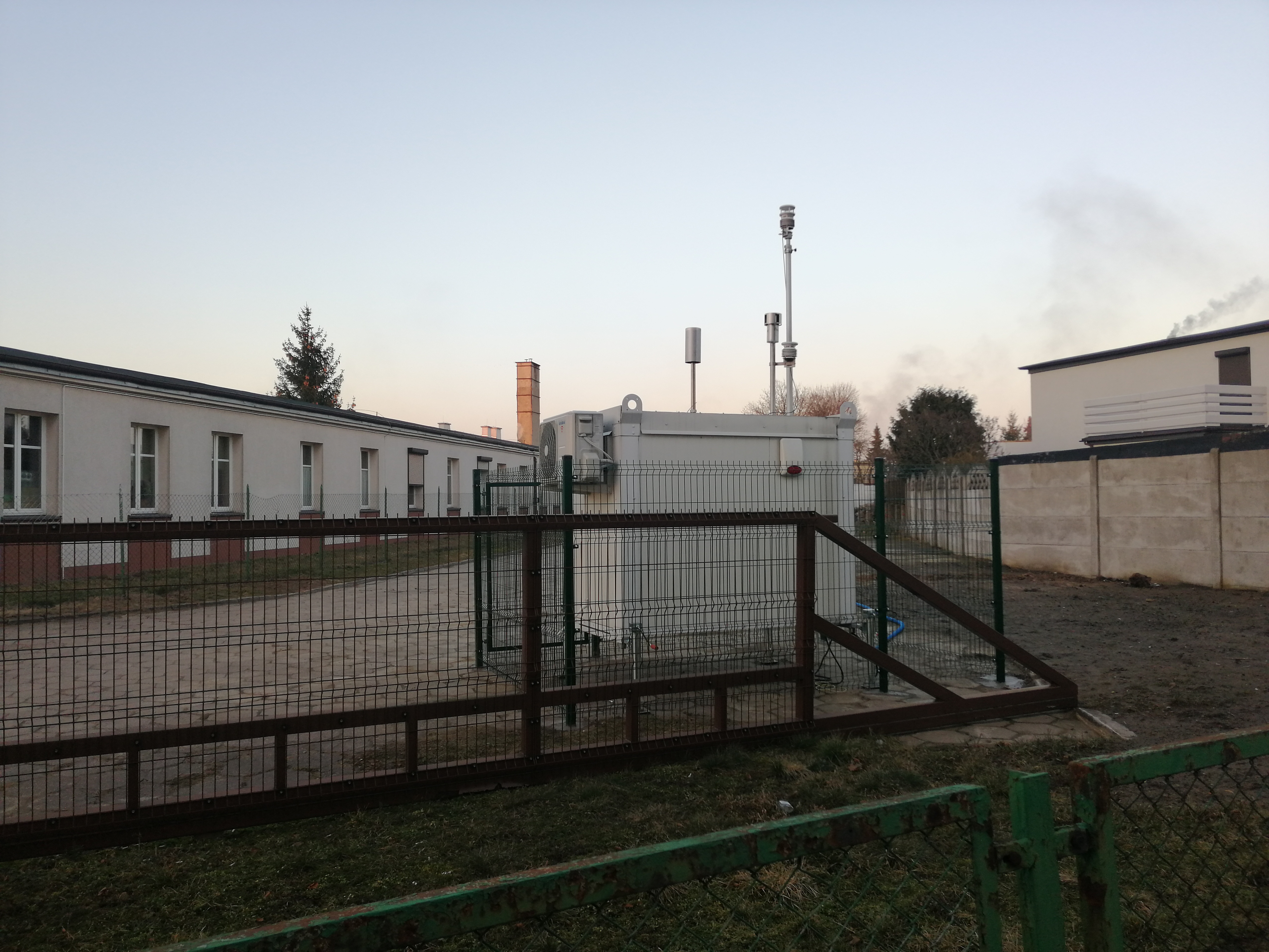 Mobilna stacja monitoringu jakości powietrza w Szamotułach przy ul. Kołłątaja