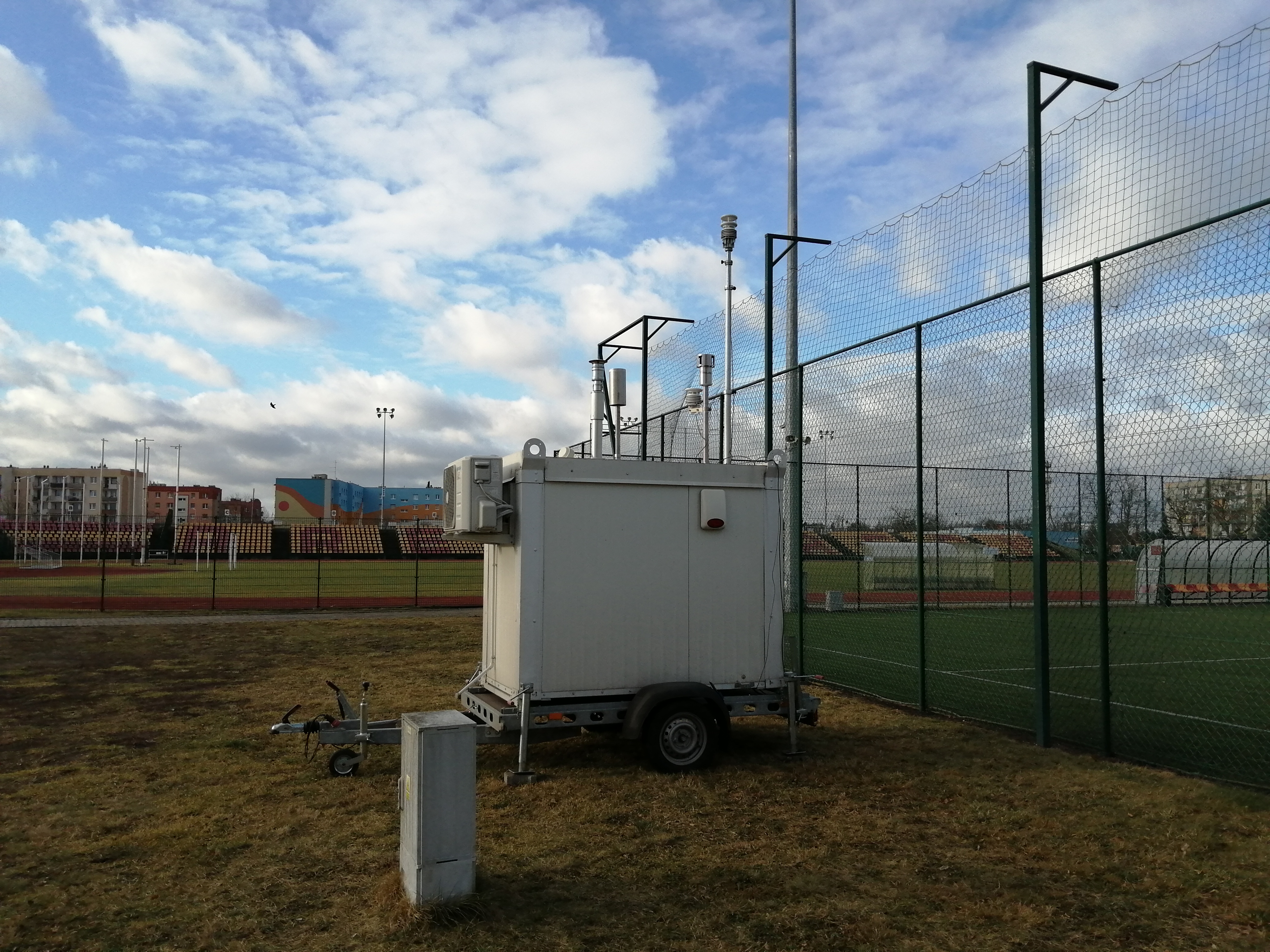   Mobilna stacja monitoringu powietrza w Żaganiu przy ul. Kochanowskiego