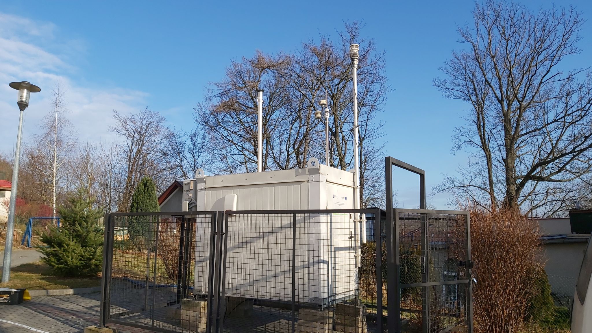 Stacja monitoringu jakości powietrza, która została przywieziona z Milicza do Lwówka Śląskiego. Pomiary będą prowadzone przez cały 2022 r.
