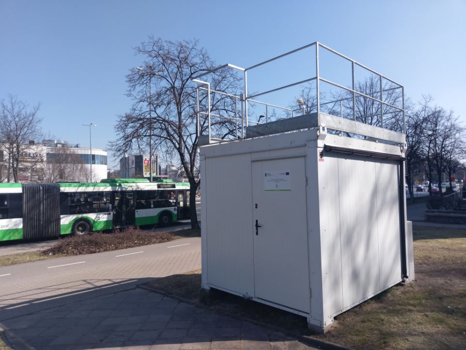 Stacja monitoringu jakości powietrza w Białymstoku na tle ulicy