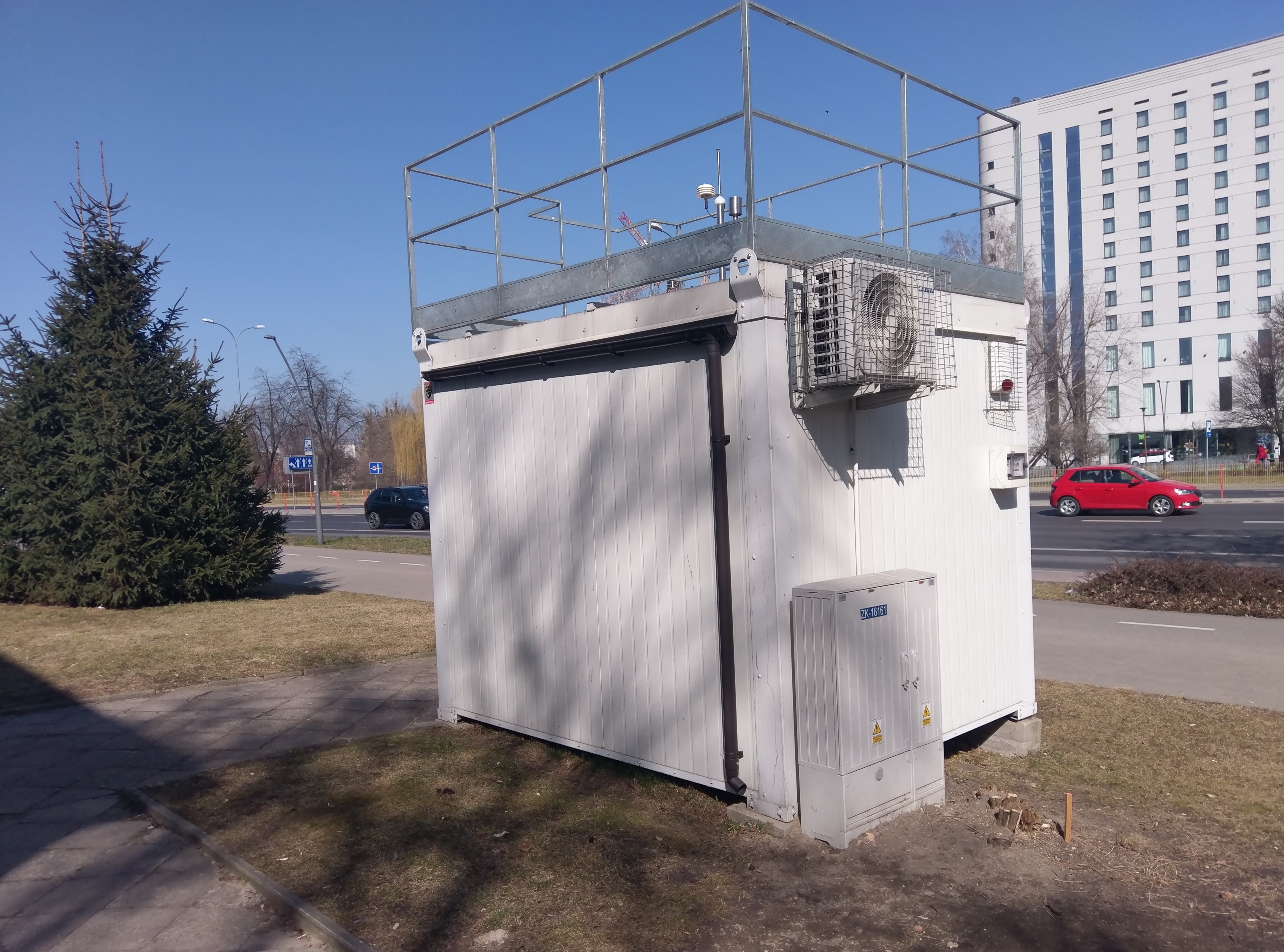 Stacja monitoringu jakości powietrza w Białymstoku na tle ulicy i okolicznych budynków