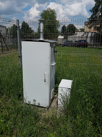Stacja monitoringu jakości powietrza na tle okolicznych budynków