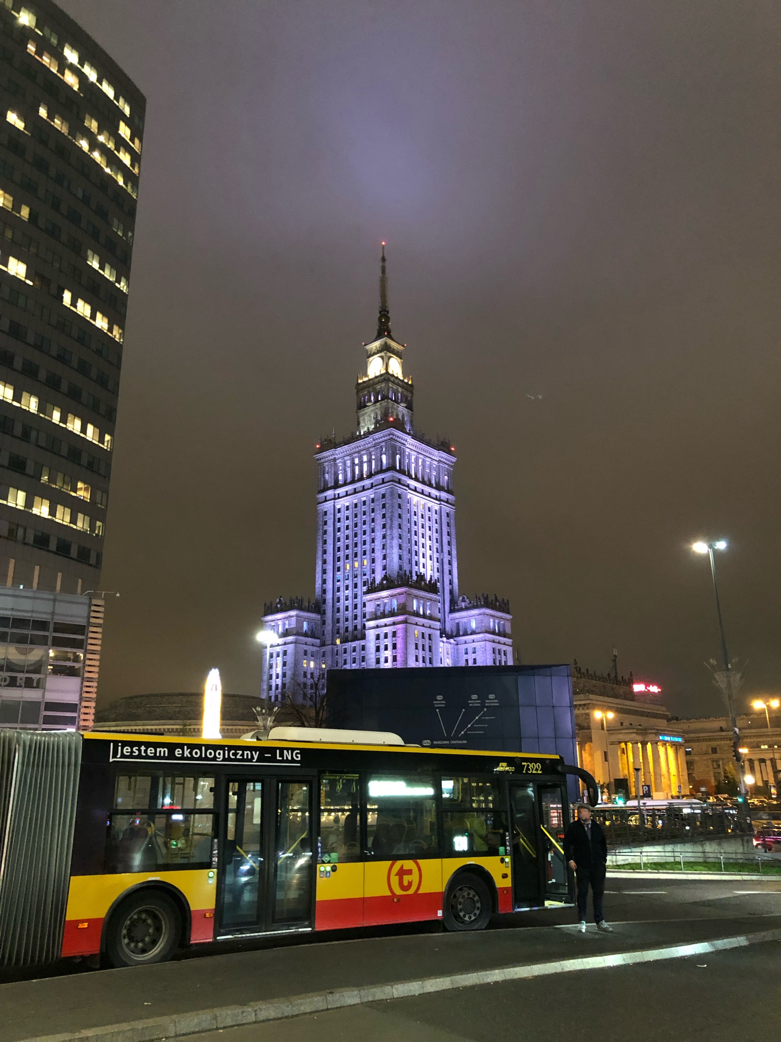 Autobus komunikacji miejskiej na tle pałacu kultury w Warszawie