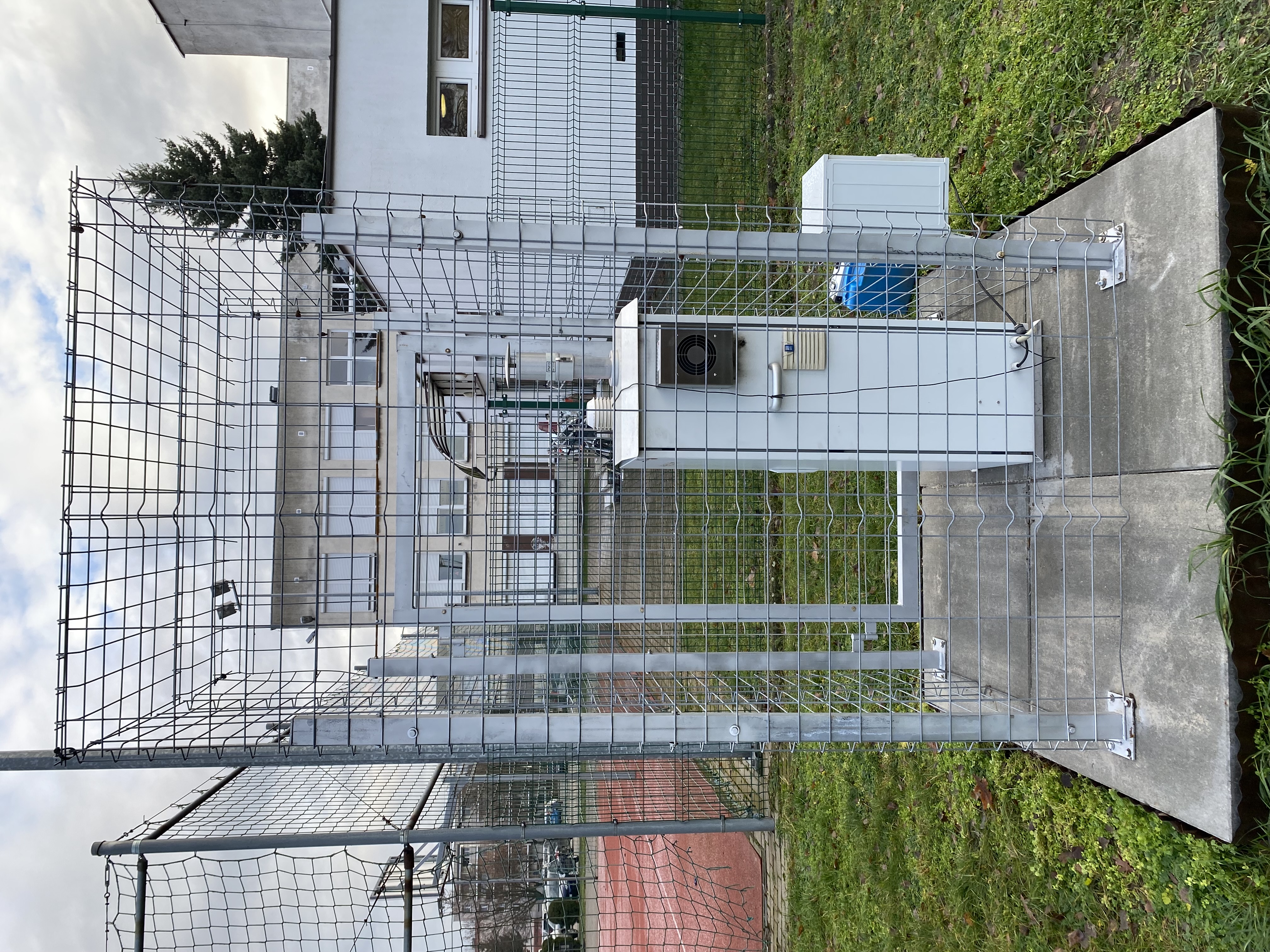 Stacja monitoringu powietrza w Lesznie przy ul. Prusa.