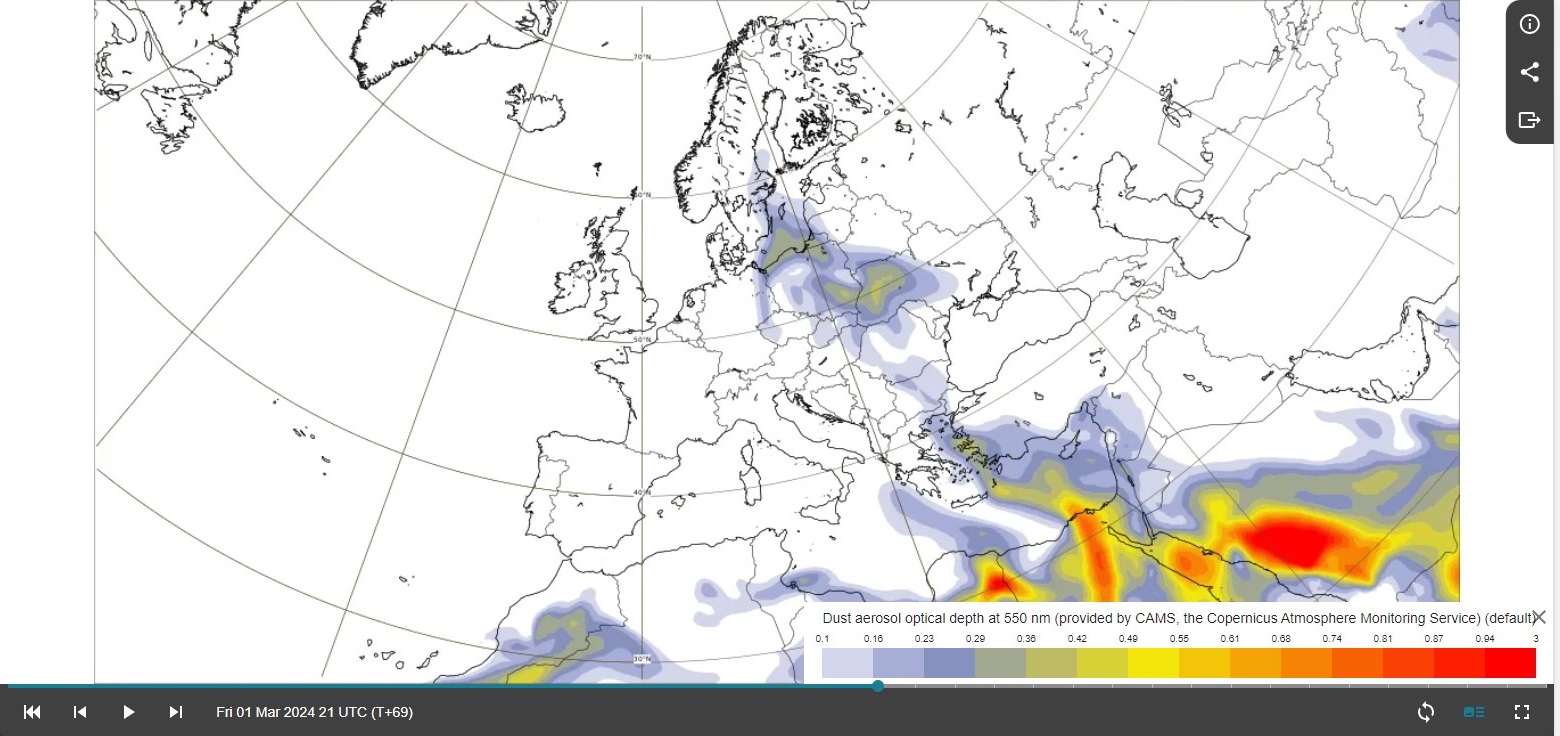 Prognozowany rozkład stężeń pyłów zawieszonych na godz. 21:00 UTC 
