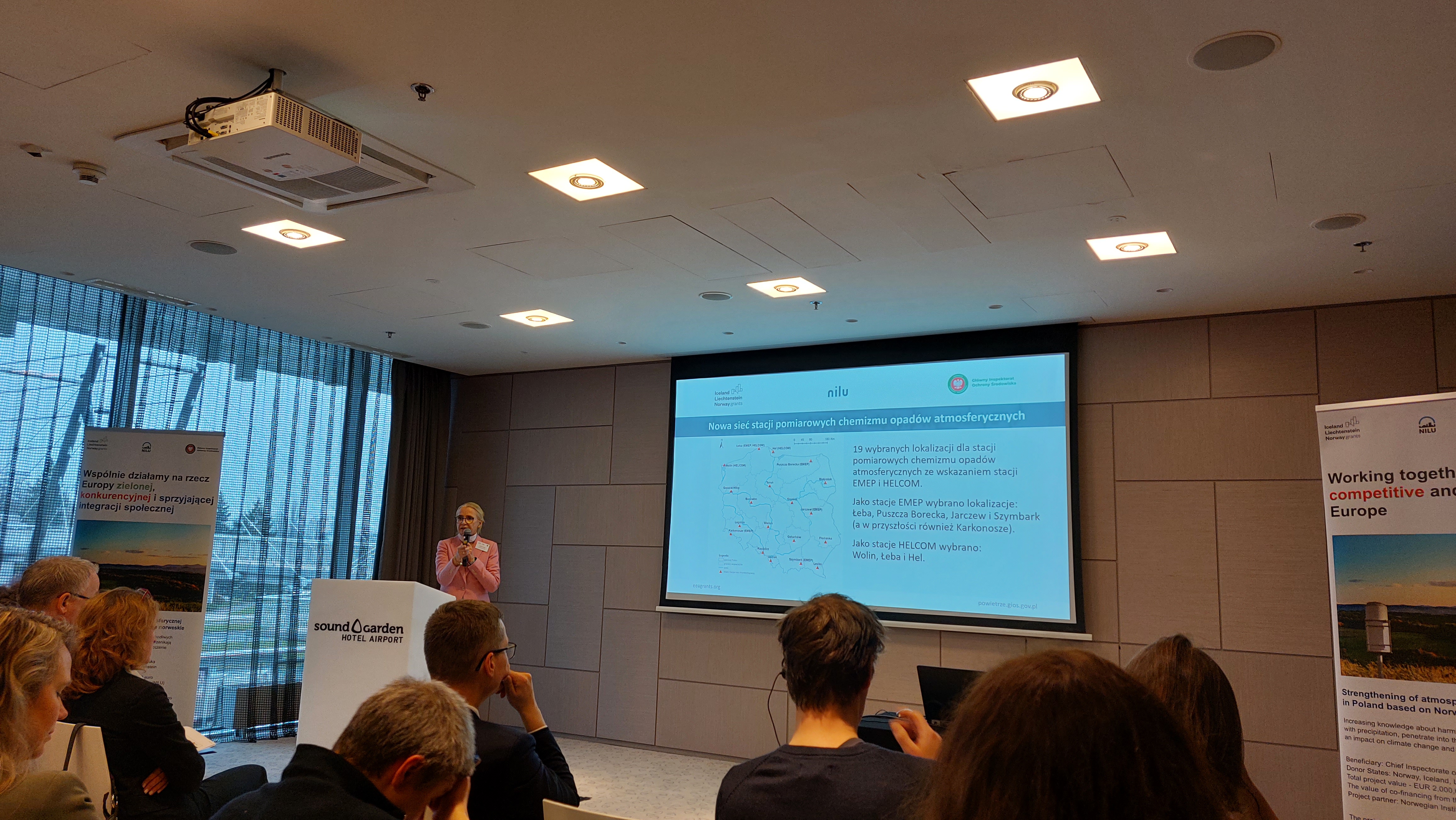 Barbara Toczko prezentująca slajd z nową siecią pomiarową