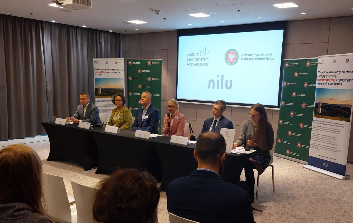 Uczestnicy konferencji prasowej zasiadający przy stole 