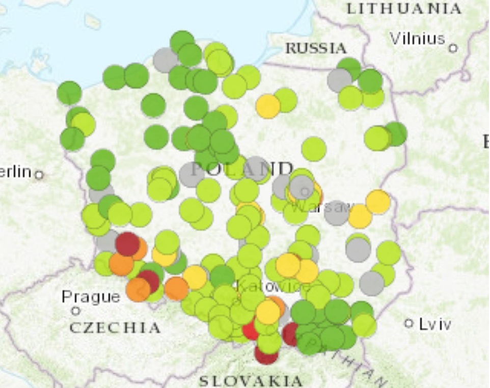 Polski indeks jakości powietrza obliczony w oparciu o wyniki pomiarów wykonanych między godz. 23:00 a 00:00 w dniu 31.12.2024 r.