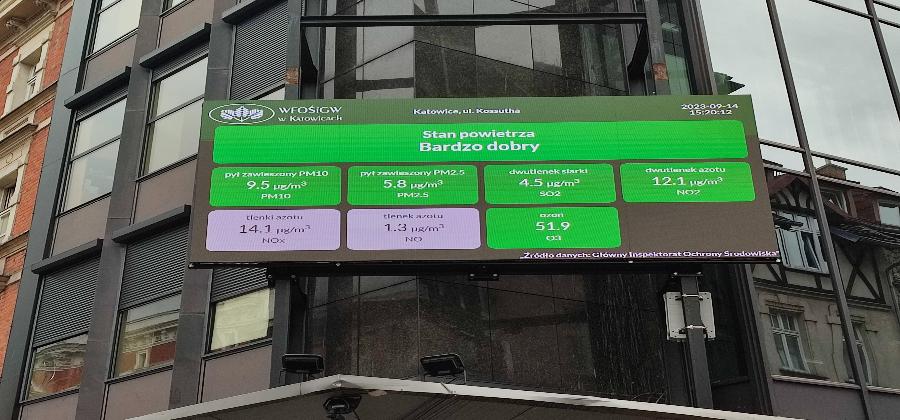 Więcej o: Tablica świetlna z bieżącymi informacjami o jakości powietrza na budynku WFOŚiGW w Katowicach
