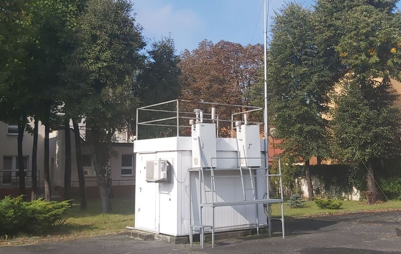 Zdjęcie stacji 			Legnica
			, Al. Rzeczypospolitej 10/12
